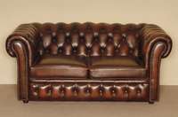 2-sitzer Sofa, nach englischem Vorbild von 1860/70, rotbraunes Leder von bester QualitÄt, Nagelverzierung, RÜcken und Seiten geheftet und ...