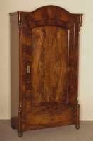 eintÜriger Kleiderschrank, mitteldeutsch, um 1860, Korpus Weichholz, Nußbaumfurnier, TÜr mit Pyramidenmahagonifurnier, dieses gespiegelt ...