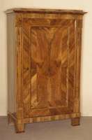 eintÜriger Biedermeierschrank, Österreich/Wien oder Umgebung, um 1825/30, Korpus Weichholz ,Front auf Rahmen gearbeitet, Lisenen in ...