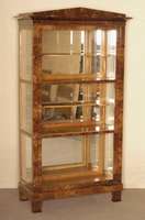 Vitrine im Stile des frÜhen Biedermeier, deutsch, um 1900, Korpus Weichholz/Hartholz, Wurzelnußfurnier in ausgewÄhlter QualitÄt gespiegelt ...
