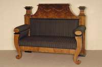 SpÄtbiedermeiercouch, norddeutsch, um 1835/45, Korpus Weichholz, Wurzelnußfurnier gespiegelt verlegt, RÜcken mit Polygonen und Zierteil, dieses ...
