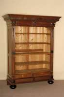 BÜcherregal, deutsch, um 1880, GrÜnderzeit, Korpus Weichholz, Eiche massiv, z. T. furniert, auf KugelfÜßen, Lisenen gerillt, Kopfteil mit ...