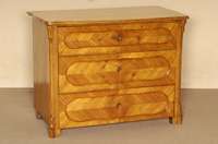 Kommode, deutsch, um 1850, Biedermeier, Korpus Weichholz, Kirschbaum furniert, gespiegelt, abgeschrÄgte, kannelierte Ecken, auslaufend in ...