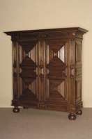 Kissen- bzw. Fasadenschrank, norddeutsch, um 1860, im Stil von 1720, Renaissanceeinfluss, Eiche massiv, auf balusterfÖrmigen KugelfÜßen, seitlich ...