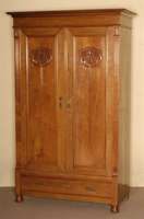 Schrank, deutsch, um 1900, Jugendstil, Korpus Weichholz, Nussbaum furniert, auf KugelfÜßen, seitlich kanneliert, auslaufend in Veluten, 2 TÜren ...