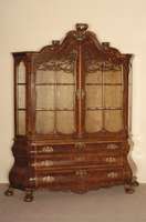 Barockstilvitrine, Holland, um 1950, Korpus Weichholz, Wurzelholz furniert, doppelt gebauchtes Unterteil auf TatzenfÜßen, BronzebeschlÄge, ...