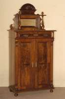 Vertiko, deutsch, um 1880, GrÜnderzeit, Korpus Weichholz, Nussbaum furniert, Inlets mit Wurzelholz, Lisenen kanneliert, auslaufend in Veluten, ...