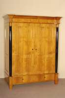 Schrank, deutsch, im Stil von 1820, Korpus Weichholz, Kirschbaumfurnier, eckige FÜße, unten 2 Schubladen, 2 TÜren, links und rechts ...