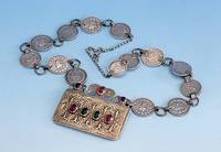 Collier, Afghanistan 18./19. Jhd., Kleinod, mit Halbedelsteinbesatz, Silber teilverg., abstrakt floral, Halsband in Form von pers. SilbermÜnzen ...