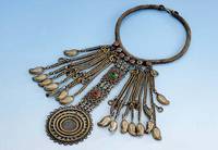 Halsreif, Afghanistan um 1900/10, Metall mit Silberanteilen, GlaseinsÄtze, AbhÄngungen mit Boteh, eingelassene MÜnze von Taherschah, sammelw., ...