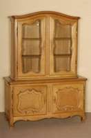 Vitrine, deutsch, um 1920/30, Eiche massiv, 2-teiliges MÖbel, Oberteil zweitÜrig und mit geschwungenen facettierten GlaseinsÄtzen, Kopf leicht ...