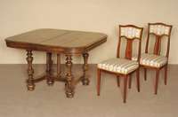 Ausziehtisch, Frankreich, um 1880, Nußbaum massiv, Henry III, 4 Beine verstrebt und gedrechselt, Zarge getreppt, 2 EinlegebÖden, Tischplatte ...