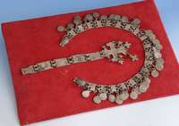 Collier und Brustschmuck, Silber/Silbersud, Chile Auraki-StÄmme 19.-20. Jhd., typ. Stammesschmuck, lÄßt sich zurÜck verfolgen bis in die ...
