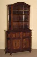 Aufsatzschrank mit Vitrinenoberteil, England, um 1890, viktorianisch, Korpus Weichholz, Palisanderfurnier, auf KugelfÜßen, abgeschrÄgte Ecken ...