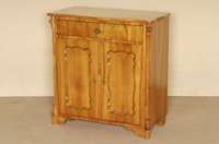 Halbschrank, deutsch, um 1860, Korpus Weichholz, Kirschbaumfurnier, z.T. gespiegelt, sogenannte BrezelfÜllungen, abgeplattete Seiten, aufgesetzte ...
