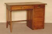 Damenschreibtisch, deutsch, um 1910, Korpus Eiche, z.T. Eichefurnier, Schublade und Rollo, original BeschlÄge, Tintenfleck auf der Arbeitsplatte, ...