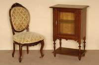 Kleines SammlerschrÄnkchen, deutsch, um 1880, wohl GrÜnderzeit, Korpus Weichholz, Nußbaumfurnier, Unterteil mit Ablage, 1-tÜrig, Oberteil ...