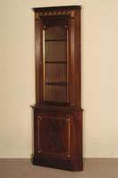 Eckschrank, England, um 1960, Sheratonstil, Korpus Weichholz, z.T. Tischlerplatte, Mahagoni furniert, TÜr unten verglast, Oberteil verglast, ...