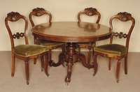 Eßtisch mit 4 StÜhlen, England, um 1860, runder Tisch, Mahagonie massiv, balusterfÖrmiger Fuß, 3-fach ausladend auf Messingrollen, Zarge ...