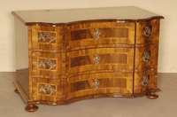 Doppelt geschweifte Kommode, Barockstil, Front horizontal aufgebaut, dickes Nußbaum- bzw. Pflaumenfurnier, Bandintarsien, z.T. rhomboid ...