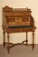 Damenschreibtisch, Holland, um 1870, Eiche massiv, auf gedrechselten Beinen, verstrebt, Arbeitsplatte ausziehbar mit Filz eingelegt, Über und ...