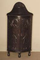 Eckschrank, England, um 1800, George III, Eiche massiv, auf KugelfÜßen, gebauchte Front mit 2 geschnitzten TÜren, vorstellend Ritterfiguren, ...
