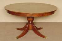 Runder Couchtisch, England, um 1960, Sheratonstil, Mahagoni massiv, Platte furniert, balusterfÖrmiger Fuß, 4-fach ausladend, mit tatzenfÖrmigen ...