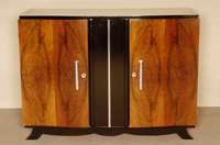 ArtDeco-Sideboard, Frankreich, um 1920, Nußbaum (vornehmlich Wurzelholz) gespiegelt furniert und zum Teil schwarz abgesetzt, mehrfach ...