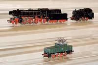2 Dampfloks, MÄrklin, 1953 u. 55, Spur HO, CM 800 und DA 800 (diese mit Tender), beide im orig. Karton, bespielt, jedoch in gutem Zustand, beide ...