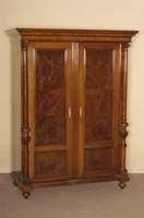Kleiderschrank, deutsch, um 1880/85, Korpus Weichholz, Front auf Rahmen gearbeitet, z.T. freistehende SÄulen in z.T. koninthischem Stil, ...