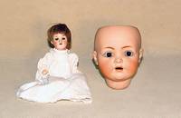Babypuppe, deutsch, um 1900/10, Porzellankopf, No. 136, blaue Schlafaugen, offener Mund, zwei ZÄhne oben, Kurbelkopf, EchthaarperÜcke, ...