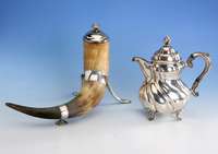 Trinkhorn, Schweden, C. G. Hallberg, 830er Silber, um 1880, florale Deckel- bekrÖnung, Silberspitze fehlt, ausgefallen, H ca. 27 cm, L. ca. 38 cm