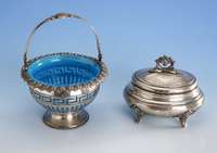 Anbietschale, 12-lÖtig, um 1850, Durchbrucharbeit, Orig.-blauer Glaseinsatz, MÄanderdekor, Griff umklappbar, H ca. 11 cm, D ca. 15 cm