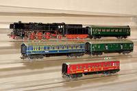 Dampflok mit Tender und 4 Personenwagen, MÄrklin, 50er/60er Jahre, Spur HO, F 800, dazu 4 Pers.wagen, Blech, z.T. mit Beleuchtung, Lok intakt, ...