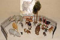 Elastolin/Lineol-Zoo, 30er Jahre, best. aus: 3 Straussen (alle rest.), 1 Nashorn, 1 Kamel, 2 Hirsche, 2 Affen (1 x mit Baby), 1 Dachs, 1 Elefant ...