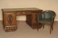 Schreibtisch, deutsch, um 1910, Barockstil mit Renaissanceelementen und Jugendstileinfluß , Korpus Eiche und Weichholz massiv, Eichefurnier, Front ...