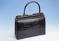 Damenhandtasche aus braunem Krokodilleder, Monturen Metall vergoldet (z. T. berieben), innen mit dunkelbraunem Leder, 1 großes und 3 kleine ...