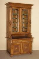 VitrinenaufsatzmÖbel, deutsch, um 1890, spÄte GrÜnderzeit, Korpus Weichholz/Eiche massiv, Eichefurnier z.T. gespiegelt verlegt, Lisenen mit ...