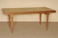 Ausziehtisch, wohl Frankreich, um 1950/55, qualitÄtvolle Verarbeitung, Mahagonifurnier z.T. gespiegelt verlegt, lebhaft, Fadenintarsien, ...