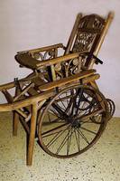 Kinderwagen, deutsch, 1908-1912, Holz, RÜcken- und Seitenteile mit Peddigrohr verziert, in abstrakt floraler Musterung, altersebd. guter Zustand, ...