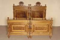 Ehebett, deutsch, um 1880/90, GrÜnderzeit, Korpus Weichholz bzw. Rahmen Nußbaum massiv, reiche Drechselarbeit im Renaissancestil, Inlets ...
