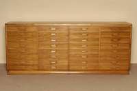 Sammlerschrank, deutsch, um 1930, ArtDeco, hervorragende Verarbeitung in Hartholz, z.T. Nußbaum massiv, 32 SchubfÄcher, mit praktischer Tiefe ...