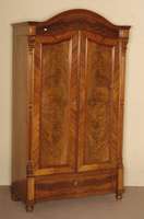 Schrank, deutsch, um 1870, Korpus Weichholz, Pyramidenmahagonifurnier, auf Rahmen gearbeitet, zweitÜriges MÖbel mit gespiegeltem Furnierbild, ...