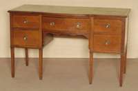 Schreibtisch, England, um 1900, Mahagoni und Mahagonifurnier, Frontseite mit 5 SchÜben, ein Schub leicht gebauchte Form, konisch zulaufende ...