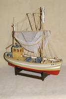 Modellschiff, 60er Jahre, Fischkutter, Holz, mit Motor und Fernsteuerung, Fkt. jedoch nicht geprÜft, altersbed. guter Zustand, L. ca. 47 cm, H. ca. ...