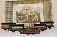 Startpackung, MÄrklin, Spur 0, 30er/40er Jahre , mit E-Lok RV 890, 3 Personenwagen (18610) und 1 GepÄckwagen (18620), versch. Schienen, z .T. ...