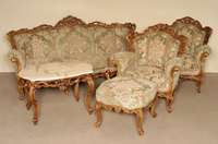 Sitzgruppe, Italien, um 1965/75, florentinischer Barockstil, bestehend aus Sofa, 2 Sessel, Tisch und Hocker, Gestell Buche massiv, auf Nußbaum ...