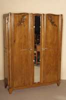 Kleider- bzw. Vielzweckschrank, Frankreich, um 1934/36, Korpus Weichholz/Hartholz, Eiche massiv, Eichefurnier, im sogenannten floralen ...