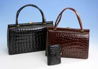 Konvolut 2 Kroko-Taschen, 60er Jahre, jew. Aligator mit Tagehenkel, 1 x schwarz, Tragesp., ca. 32.5 x 11 x 20.5 cm, 5-fache Innenunterteilung, 1 ...