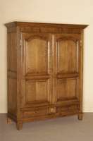 Schrank, Frankreich, um 1800, Umgebung Straßburg, Eiche massiv, aus dem Vollholz gearbeitet, auf eckigen Beinen, 2-schÜbig, TÜrfÜllungen ...